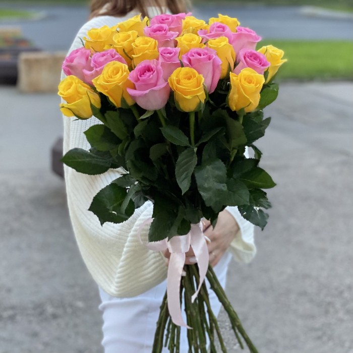 25 розовых и желтых роз 60 см